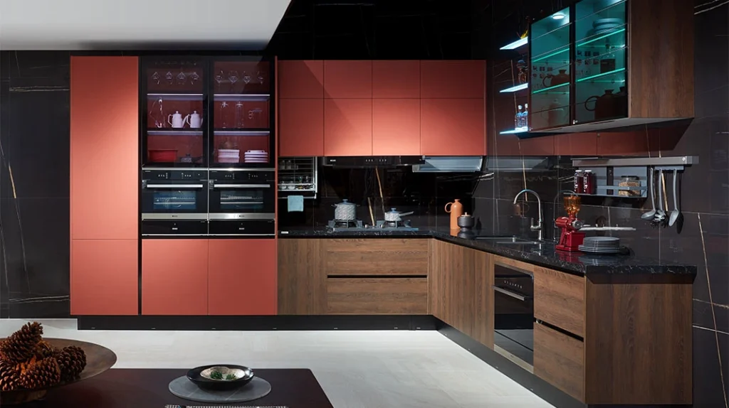 Tủ bếp gỗ sồi kết hợp với màu đỏ gạch
