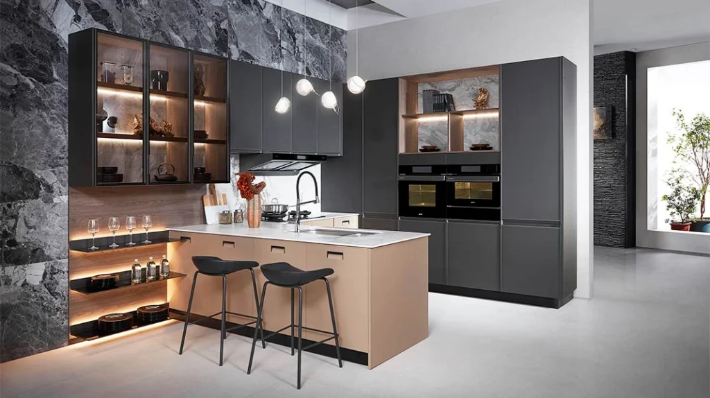 Tủ bếp màu vàng ánh kim kết hợp với màu đen nhám