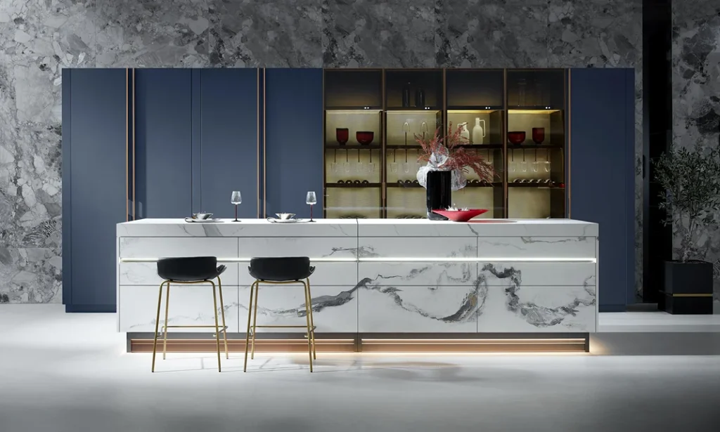 Tủ bếp hiện đại tông xanh navy kết hợp đá vân mây và chi tiết đồng thau đậm chất Châu Âu.
