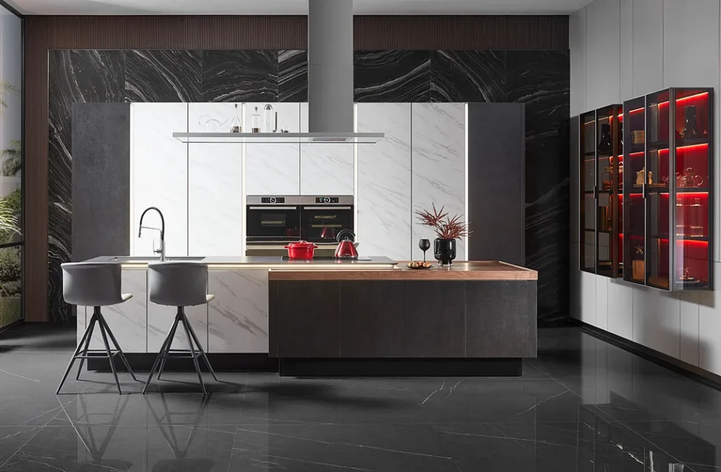 Tủ bếp kết hợp hai tông màu đen trắng sang trọng.
