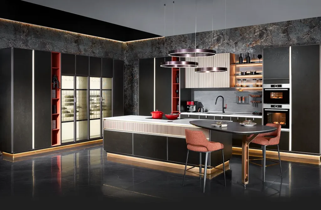 Tủ bếp nổi bật với gam màu đen kết hợp sắc đỏ và chi tiết ánh kim.
