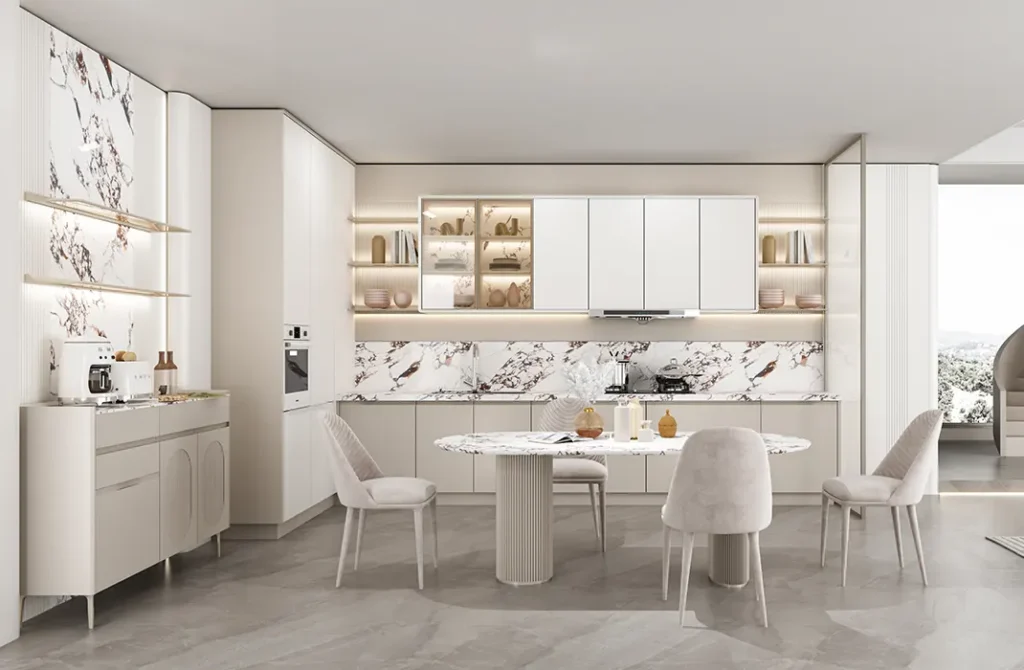 Không gian bếp với màu trắng kem chủ đạo, điểm nhấn đá vân mây.
