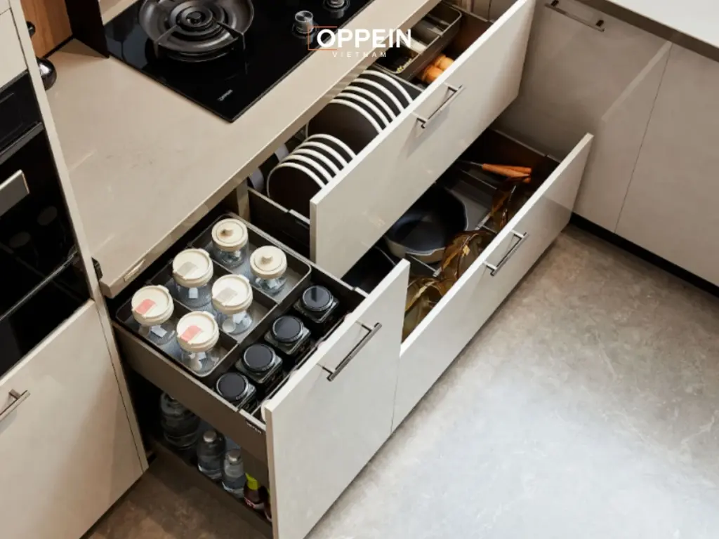 Khu chứa đồ dùng giữ vai trò lưu trữ chén bát, ly tách, nồi niêu, dao kéo