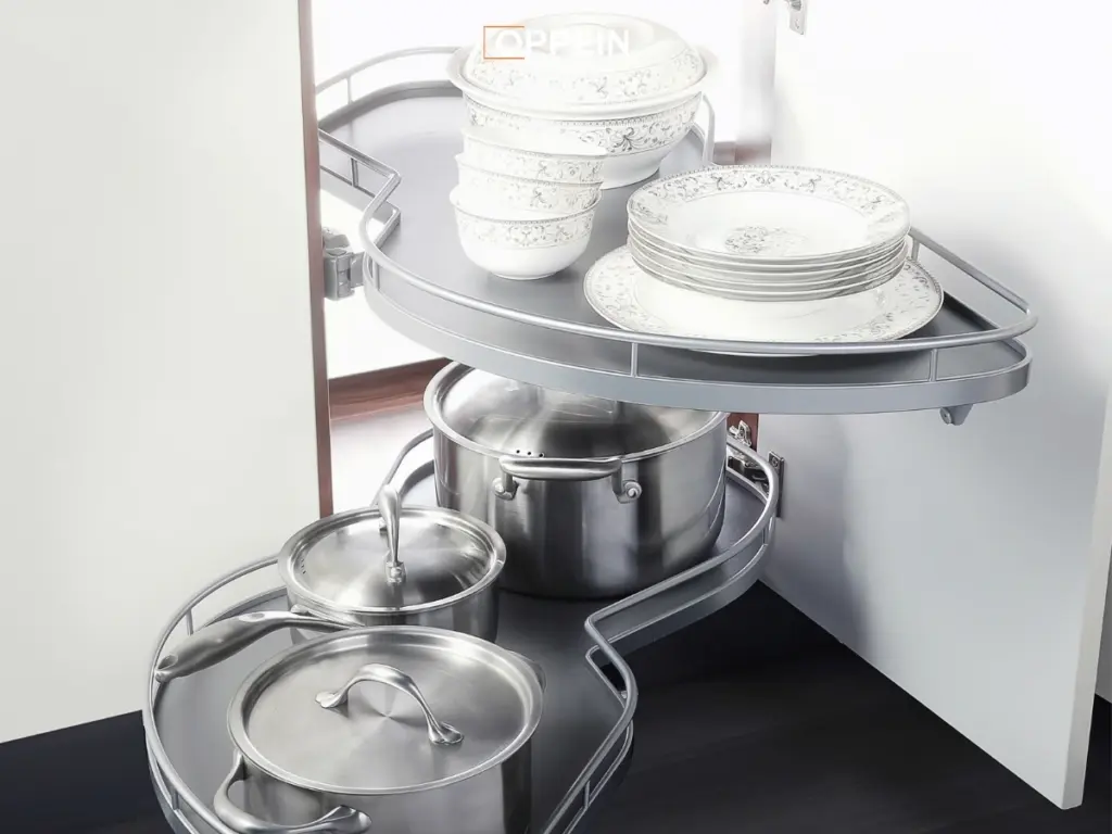 Mẫu tủ bếp chung cư thông minh với phụ kiện tích hợp