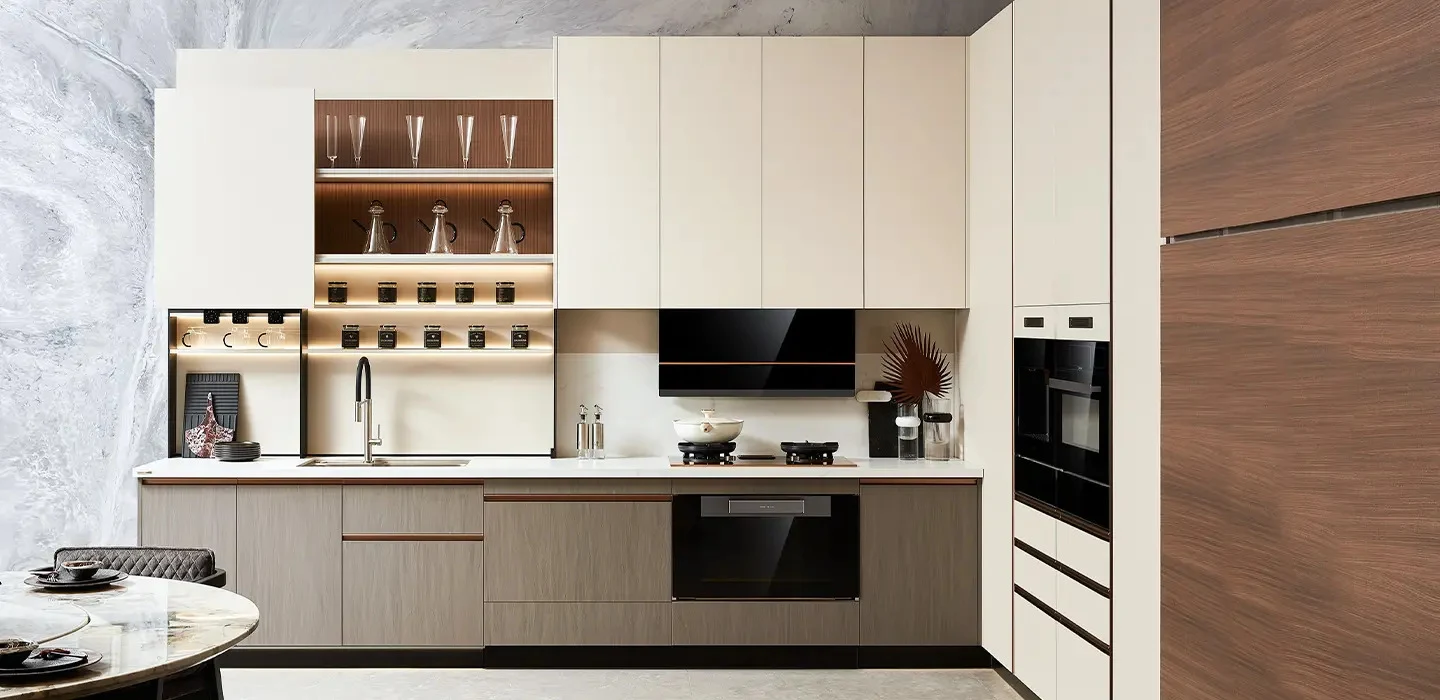 Tủ bếp hiện đại tối giản màu be không tay nắm – PLCC23033