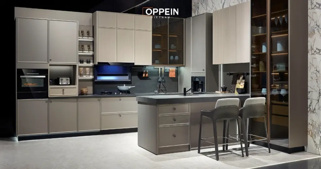 Mẫu tủ bếp chữ U làm từ gỗ công nghiệp
