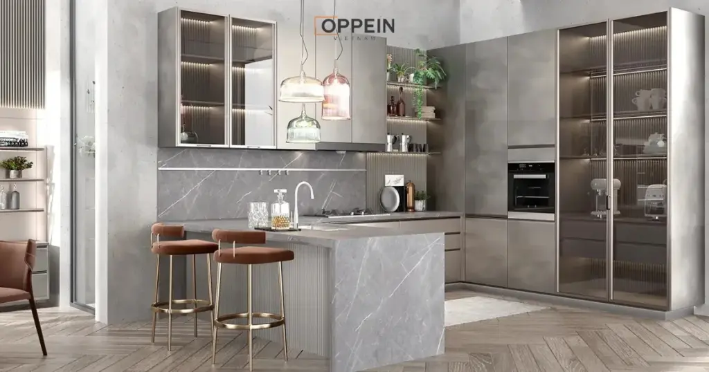 Tủ bếp pha trộn giữa màu xám và ánh kim thời thượng
