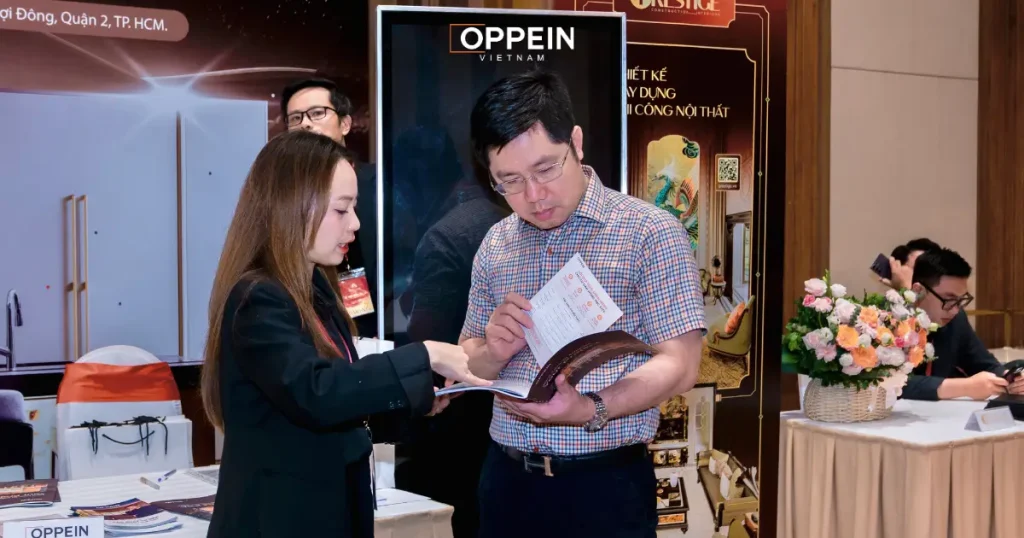 Chuyên viên đồng hành cùng khách hàng trong quá trình tham quan showroom