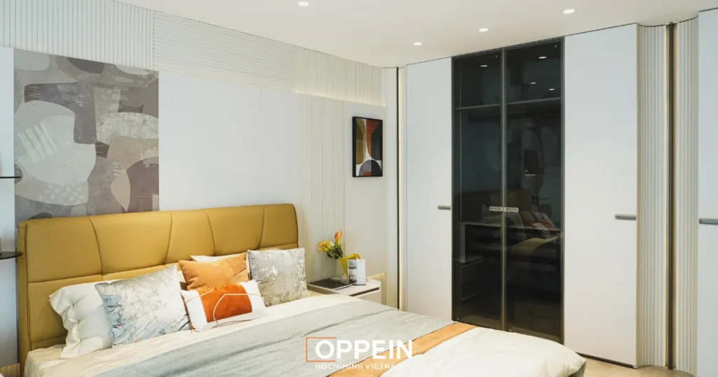 Giường ngủ và hệ tủ quần áo được bố trí hài hòa trong cùng một tổng thể